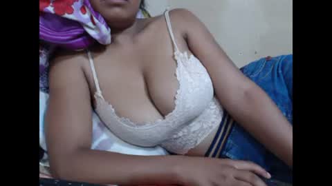 Snapshot of saronette chatting on 01.08.25 saronette online show from 01.08.25