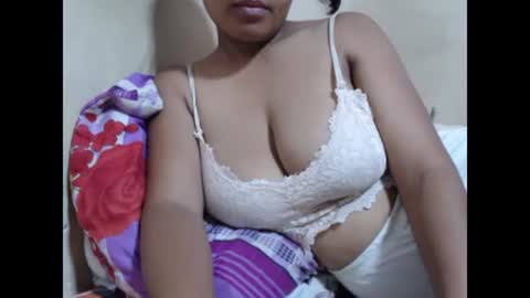 Snapshot of saronette chatting on 01.18.25 saronette online show from 01.18.25