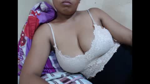 Snapshot of saronette chatting on 01.20.25 saronette online show from 01.20.25