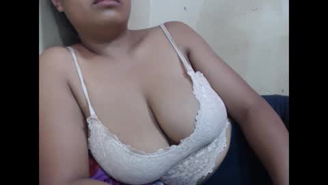 Snapshot of saronette chatting on 02.20.25 saronette online show from 02.20.25