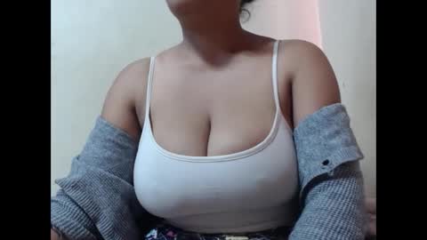 Snapshot of saronette chatting on 10.13.25 saronette online show from 10.13.25