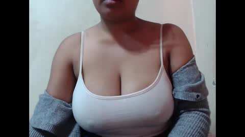 Snapshot of saronette chatting on 10.14.25 saronette online show from 10.14.25