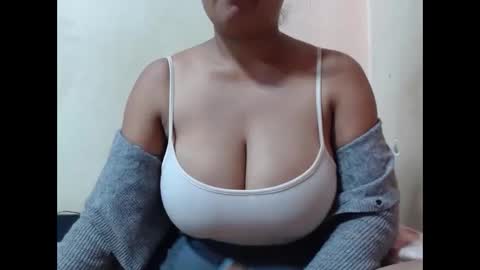 Snapshot of saronette chatting on 11.18.25 saronette online show from 11.18.25