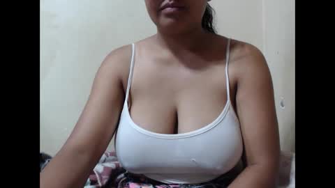 Snapshot of saronette chatting on 11.20.25 saronette online show from 11.20.25