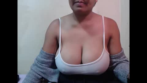 Snapshot of saronette chatting on 12.02.25 saronette online show from 12.02.25