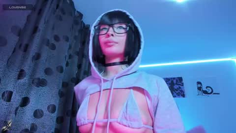    im expecting 300 thumbs up on my altar online show from 11.27.25