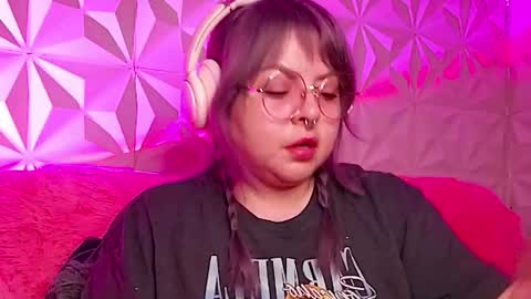 Snapshot of satyn_doll chatting on 10.24.25 Gina George online show from 10.24.25