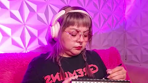 Snapshot of satyn_doll chatting on 11.09.25 Gina George online show from 11.09.25