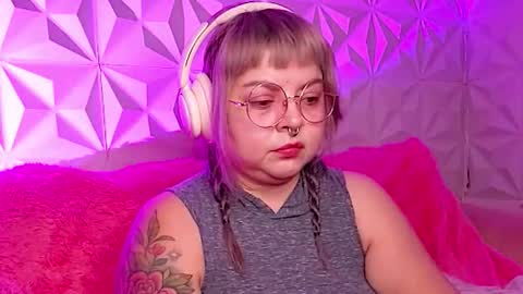 Snapshot of satyn_doll chatting on 11.09.25 Gina George online show from 11.09.25