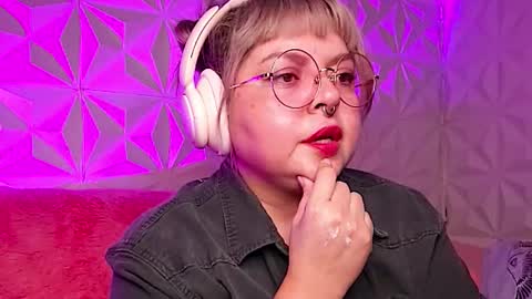 Snapshot of satyn_doll chatting on 11.19.25 Gina George online show from 11.19.25