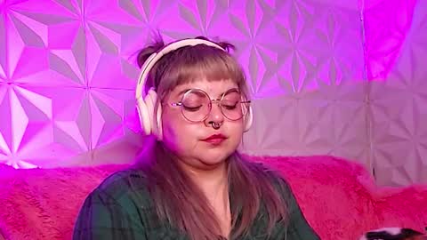 Snapshot of satyn_doll chatting on 11.21.25 Gina George online show from 11.21.25