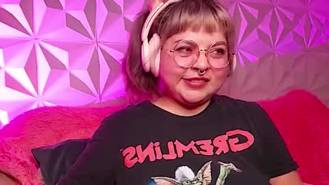 Snapshot of satyn_doll chatting on 11.23.25 Gina George online show from 11.23.25