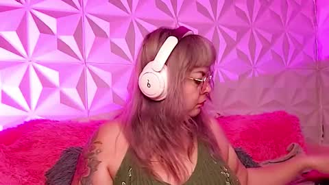 Snapshot of satyn_doll chatting on 11.25.25 Gina George online show from 11.25.25