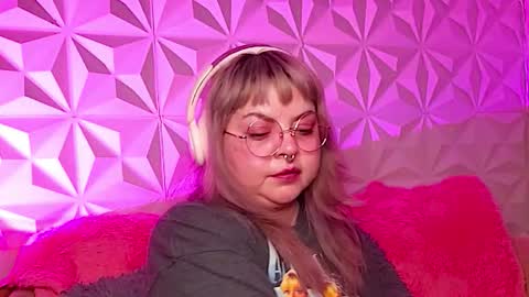 Snapshot of satyn_doll chatting on 11.27.25 Gina George online show from 11.27.25