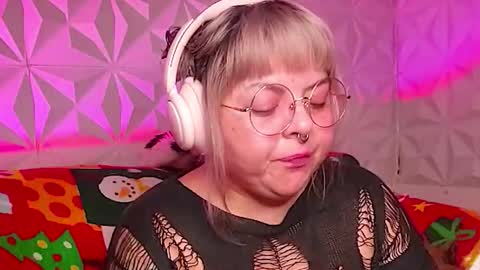 Snapshot of satyn_doll chatting on 12.14.25 Gina George online show from 12.14.25