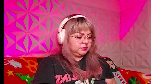 Snapshot of satyn_doll chatting on 12.16.25 Gina George online show from 12.16.25