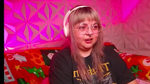 Snapshot of satyn_doll chatting on 12.18.25 Gina George online show from 12.18.25