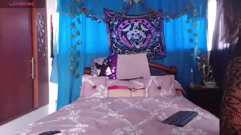 Snapshot of saucy_zaren chatting on 01.07.25 Zaren online show from 01.07.25