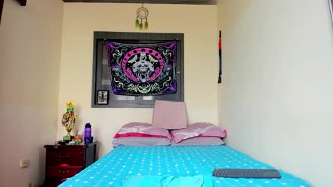 Snapshot of saucy_zaren chatting on 09.08.25 Zaren online show from 09.08.25