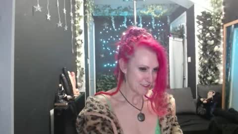 Snapshot of saucysky chatting on 11.27.25 SaucySky online show from 11.27.25