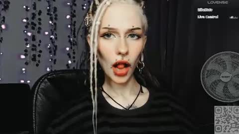 pronoun she. name Mary. age 21. online show from 07.20.26