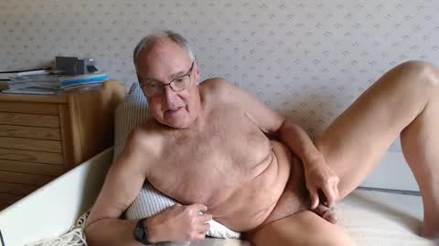 Snapshot of scandxx chatting on 10.17.25 Scand online show from 10.17.25