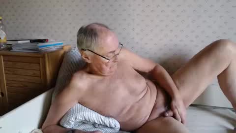 Snapshot of scandxx chatting on 11.17.25 Scand online show from 11.17.25