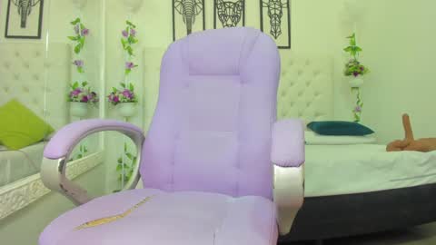 Snapshot of scarlet_stan22 chatting on 01.21.25 Isa online show from 01.21.25