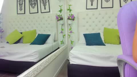 Snapshot of scarlet_stan22 chatting on 03.08.25 Isa online show from 03.08.25