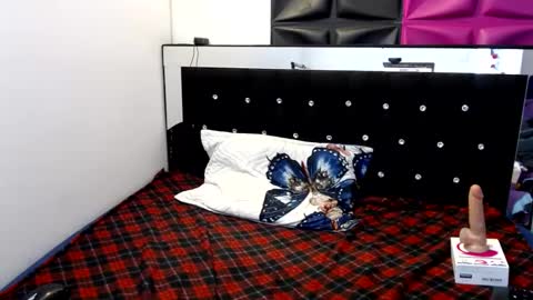 Snapshot of scarletglow1 chatting on 01.04.25 scarletglow1 online show from 01.04.25