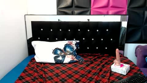 Snapshot of scarletglow1 chatting on 01.21.25 scarletglow1 online show from 01.21.25