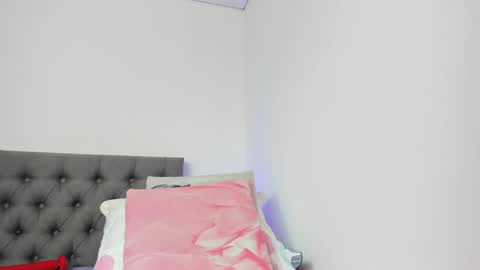 Snapshot of scarlethxs chatting on 12.10.24 SOFI online show from 12.10.24