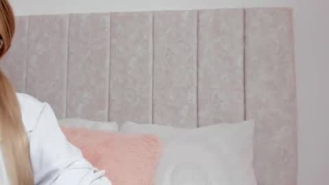 Snapshot of scarlett_lee1_ chatting on 12.17.25 Scarlett Lee online show from 12.17.25