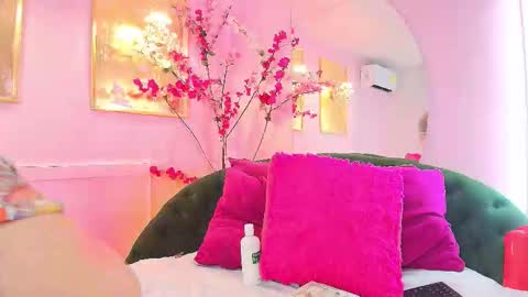 Snapshot of scarlette04 chatting on 02.18.26 SCARLETTE online show from 02.18.26