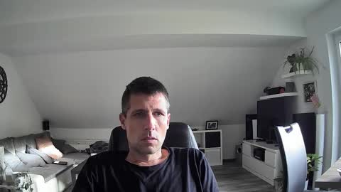 Snapshot of schnuckigeil chatting on 10.31.25 Dildomen online show from 10.31.25