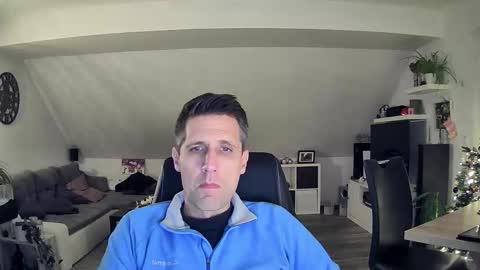 Snapshot of schnuckigeil chatting on 12.18.25 Dildomen online show from 12.18.25