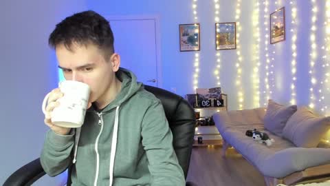 Snapshot of scooby_r chatting on 01.05.25 Thomas brunette and Alex blond online show from 01.05.25