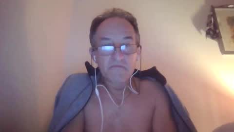 Snapshot of scotchwhieskie chatting on 12.21.25 scotchwhieskie online show from 12.21.25