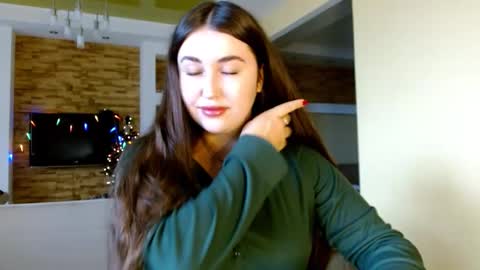 Snapshot of sea_cocktail chatting on 12.14.25 Elizabeth online show from 12.14.25