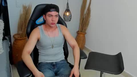 Snapshot of sebastiantorres_ chatting on 12.17.25 SEBASTIAN online show from 12.17.25