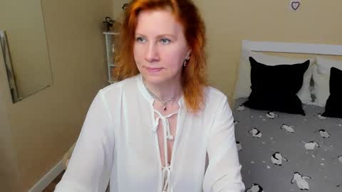 Snapshot of seductive_foxy_ chatting on 09.17.25 seductive_foxy_ online show from 09.17.25
