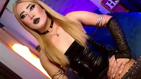 Snapshot of seductive_scarllete chatting on 04.19.26 SCARLETTE online show from 04.19.26
