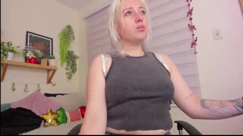 Snapshot of sejmet_5 chatting on 01.05.25 Yeyis online show from 01.05.25