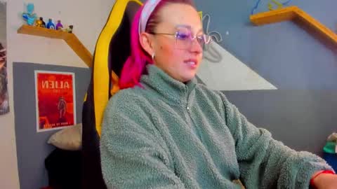 Snapshot of sejmet_5 chatting on 11.28.25 Yeyis online show from 11.28.25