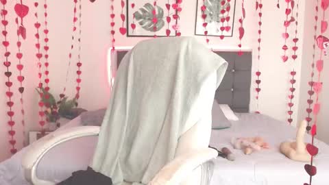 Snapshot of selena_hotmilf chatting on 02.16.25 Selena online show from 02.16.25