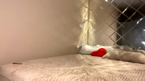 H i  My names is Selena Welcome to my room  Please thumbs up - its important online show from 09.09.25