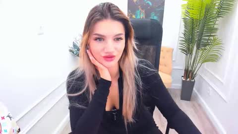 Snapshot of selenaemoore chatting on 09.29.25 selenaemoore online show from 09.29.25