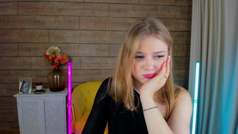 Snapshot of selinswarovski chatting on 02.04.25 SelinSwarovski online show from 02.04.25