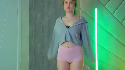 Snapshot of selinswarovski chatting on 03.08.25 SelinSwarovski online show from 03.08.25