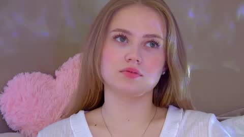 Snapshot of selinswarovski chatting on 09.30.25 SelinSwarovski online show from 09.30.25